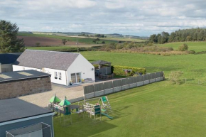 Bungalow with Hot Tub, BBQ Hut, Golf Net , Large Garden & Play Area